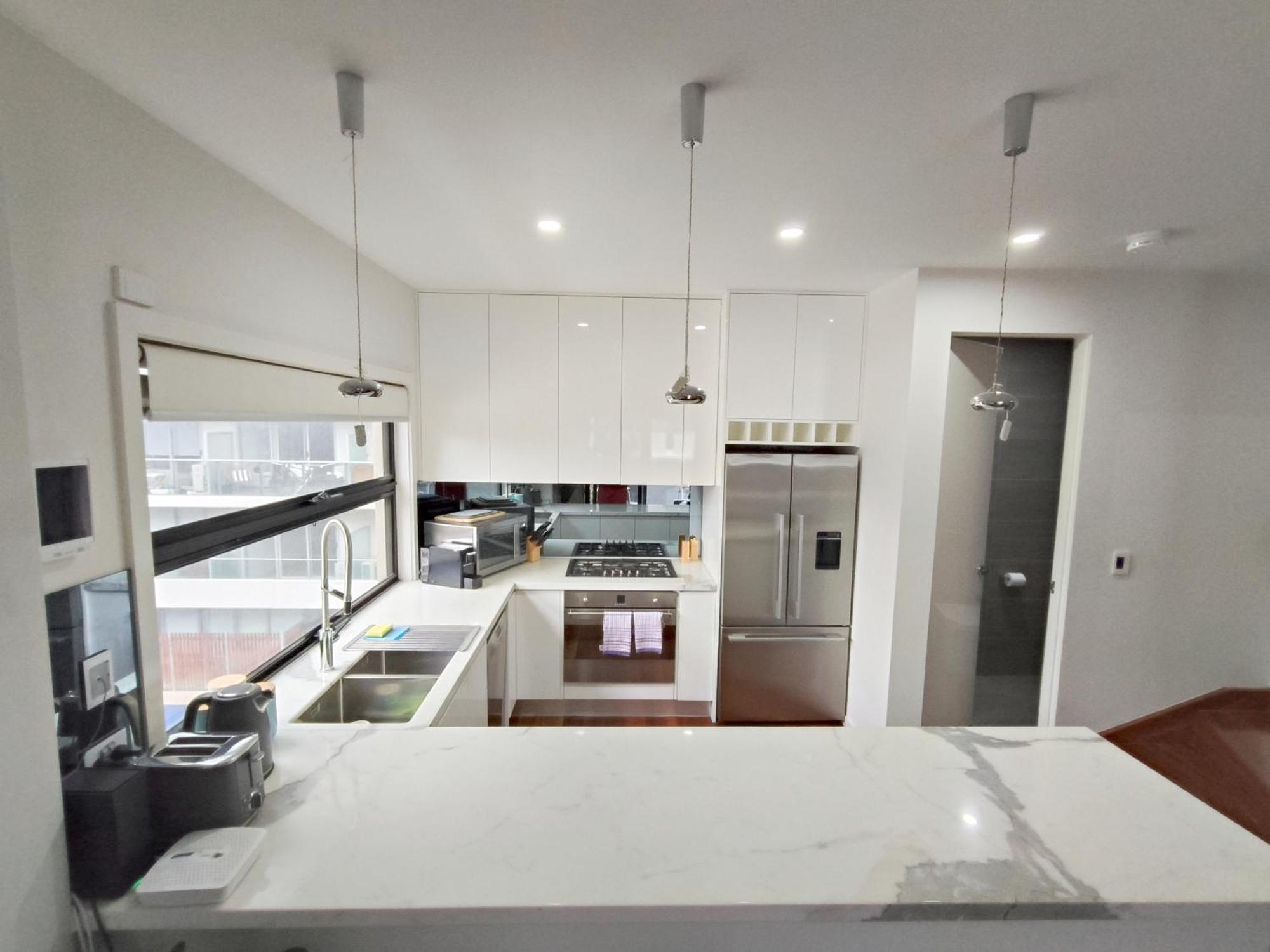 Bahay bakasyunan Luxury Beachside Townhouse - Walk To - Private Rooftop Terrace *