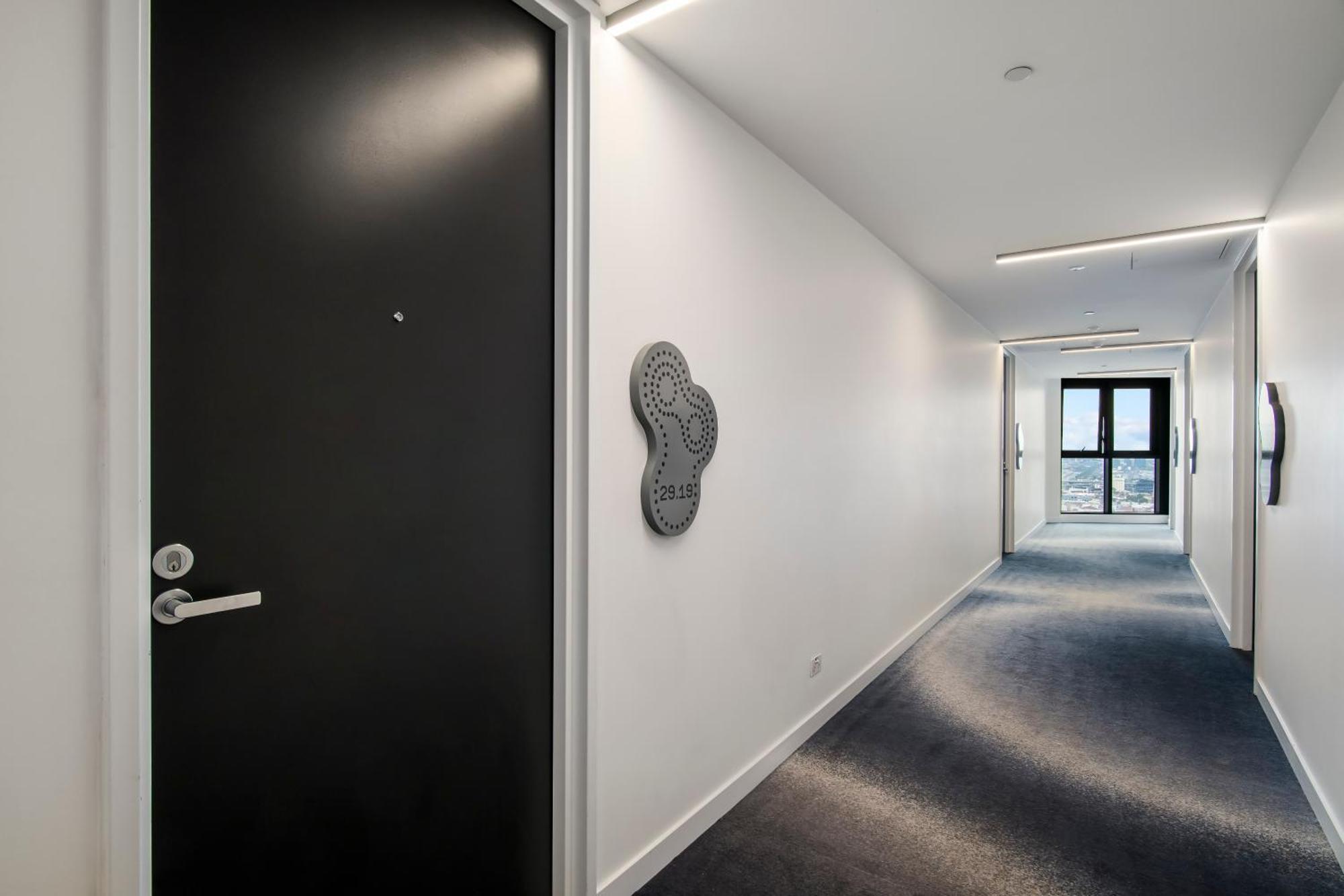 Modern 2br W Views, Balcony & Wi-fi *