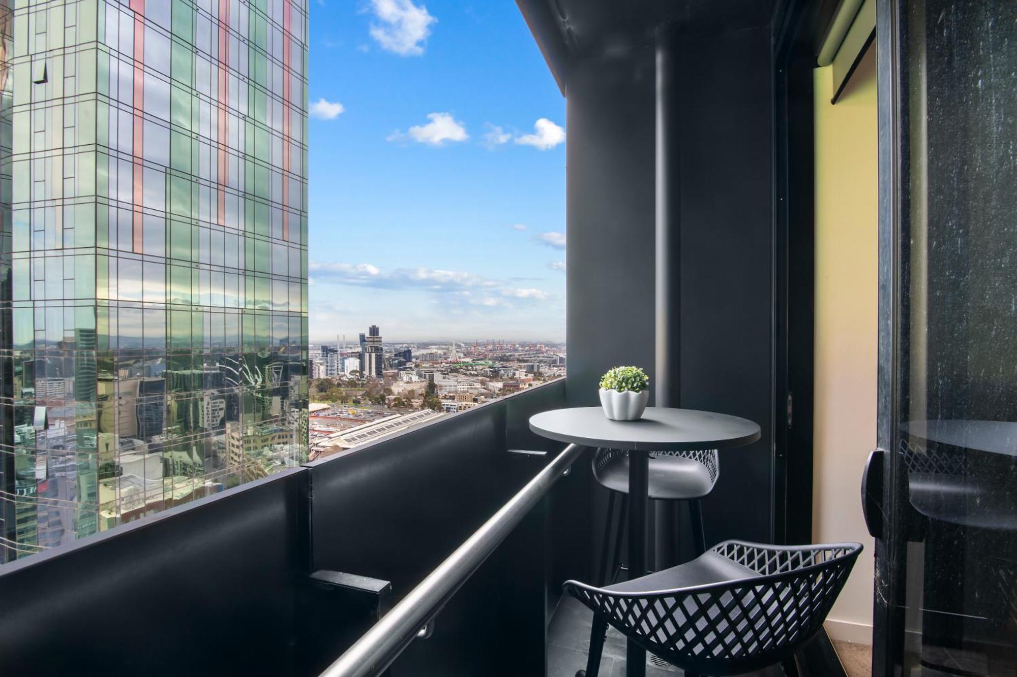 Modern 2br W Views, Balcony & Wi-fi Melbourne