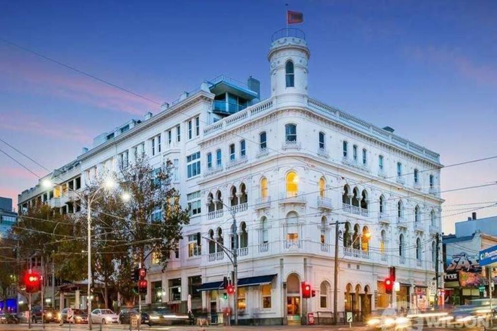 In Iconic Heritage Building Near Park Apartment Melbourne