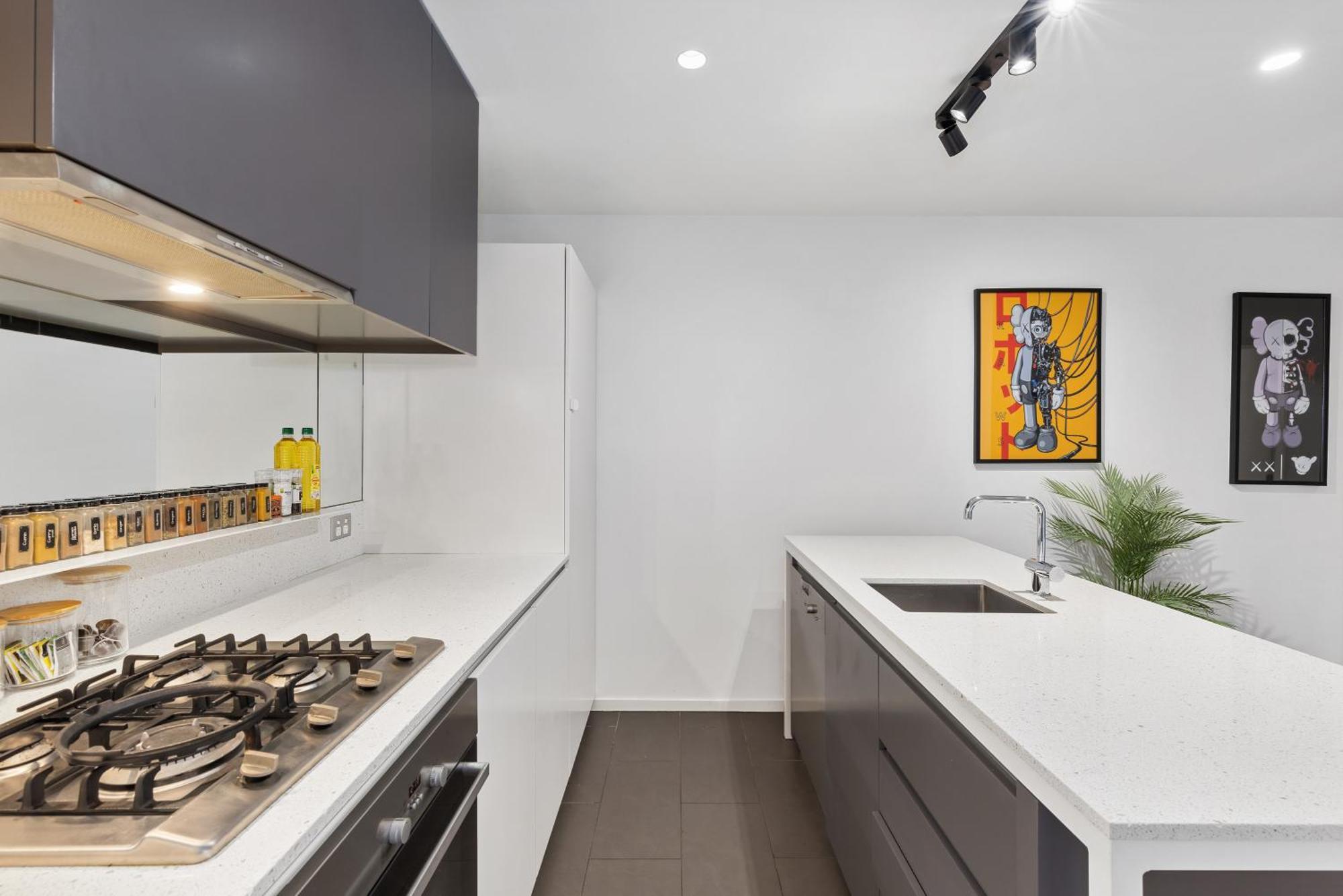 Stunning Views W Balcony & Study Desk! Apartment Melbourne