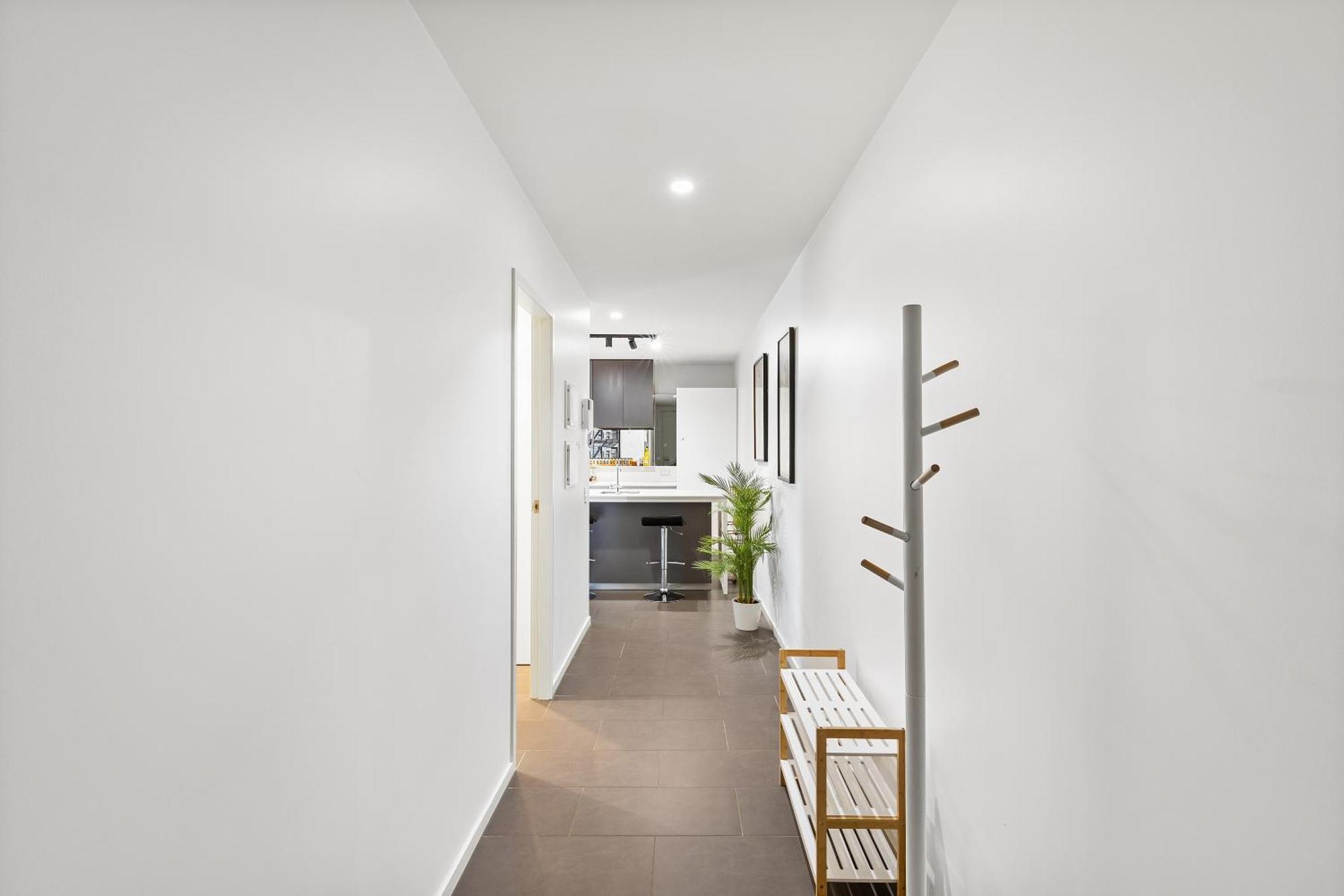 Apartment Stunning Views W Balcony & Study Desk!