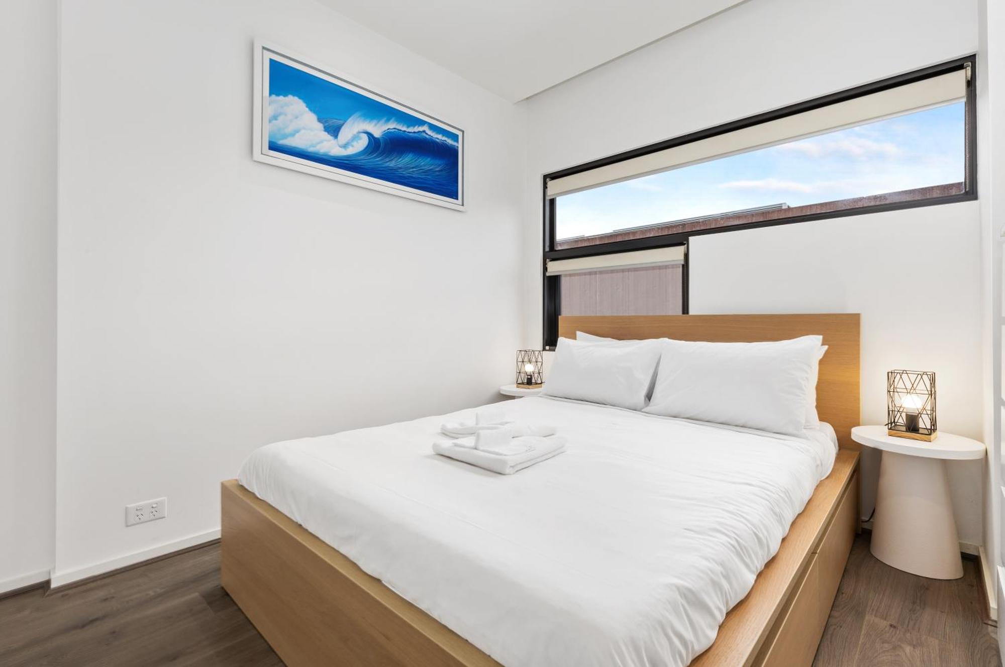 Stunning Views W Balcony & Study Desk! Apartment *