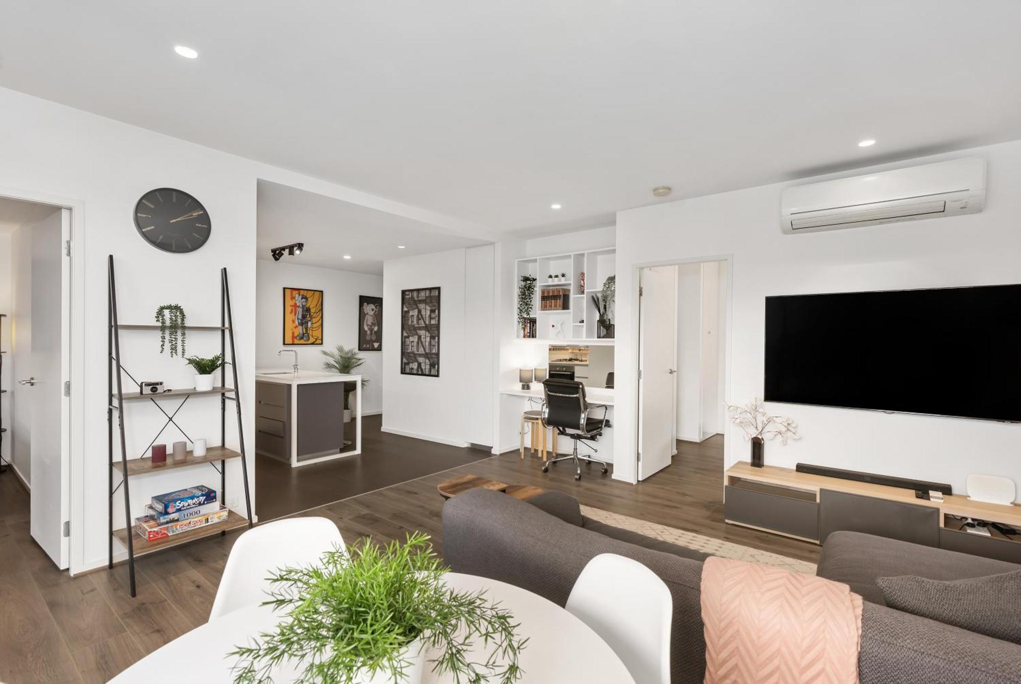 Apartment Stunning Views W Balcony & Study Desk! Melbourne