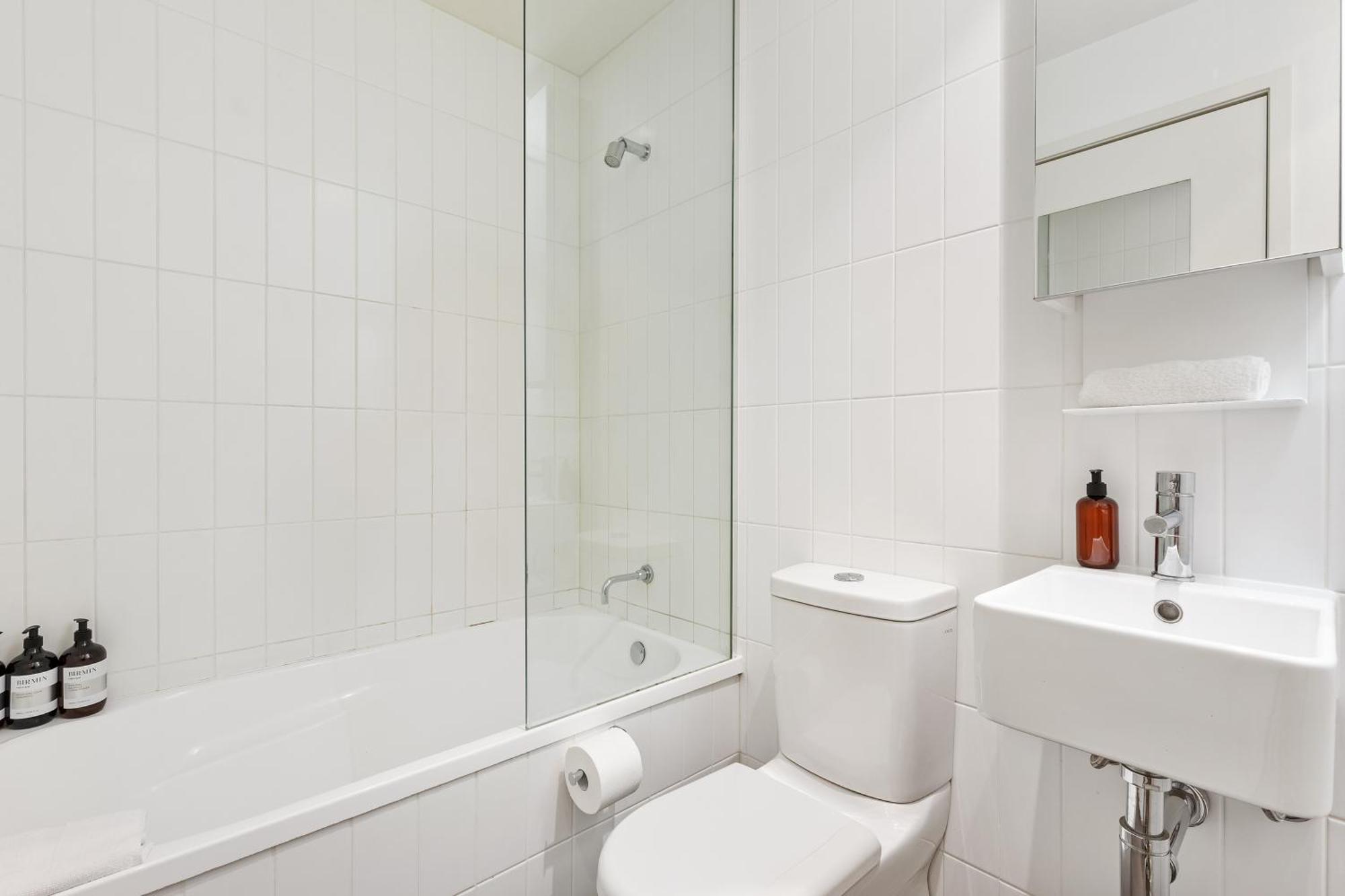 Stunning Views W Balcony & Study Desk! Melbourne
