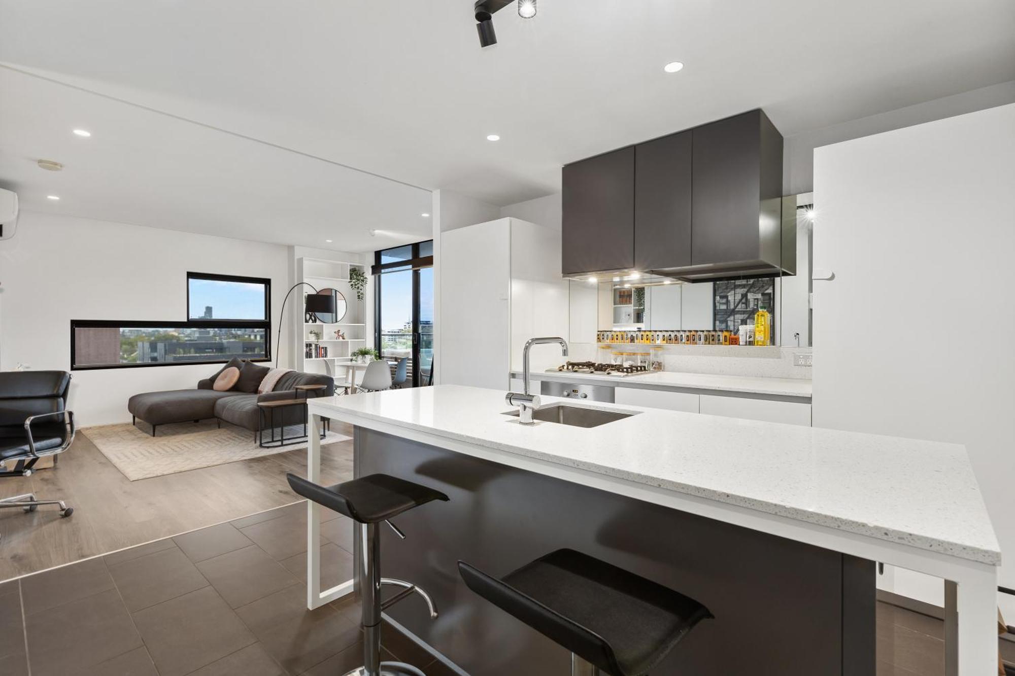 Stunning Views W Balcony & Study Desk! Apartment