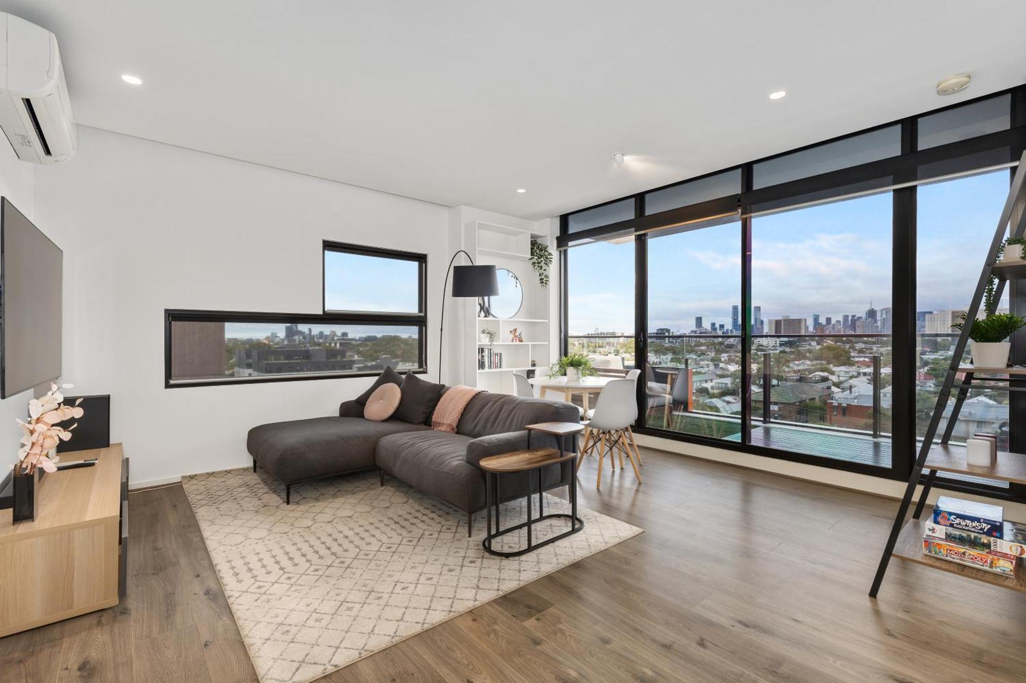 Stunning Views W Balcony & Study Desk! Apartment *