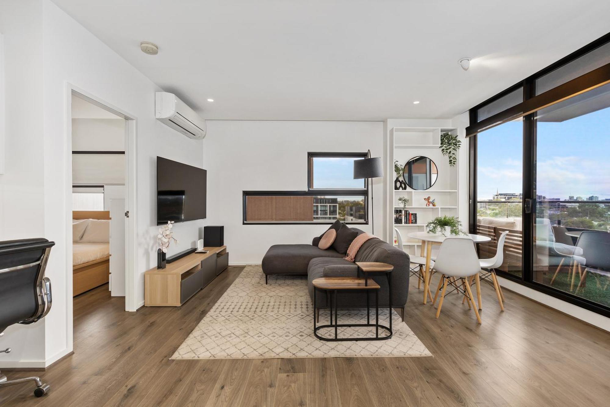 Stunning Views W Balcony & Study Desk! Melbourne