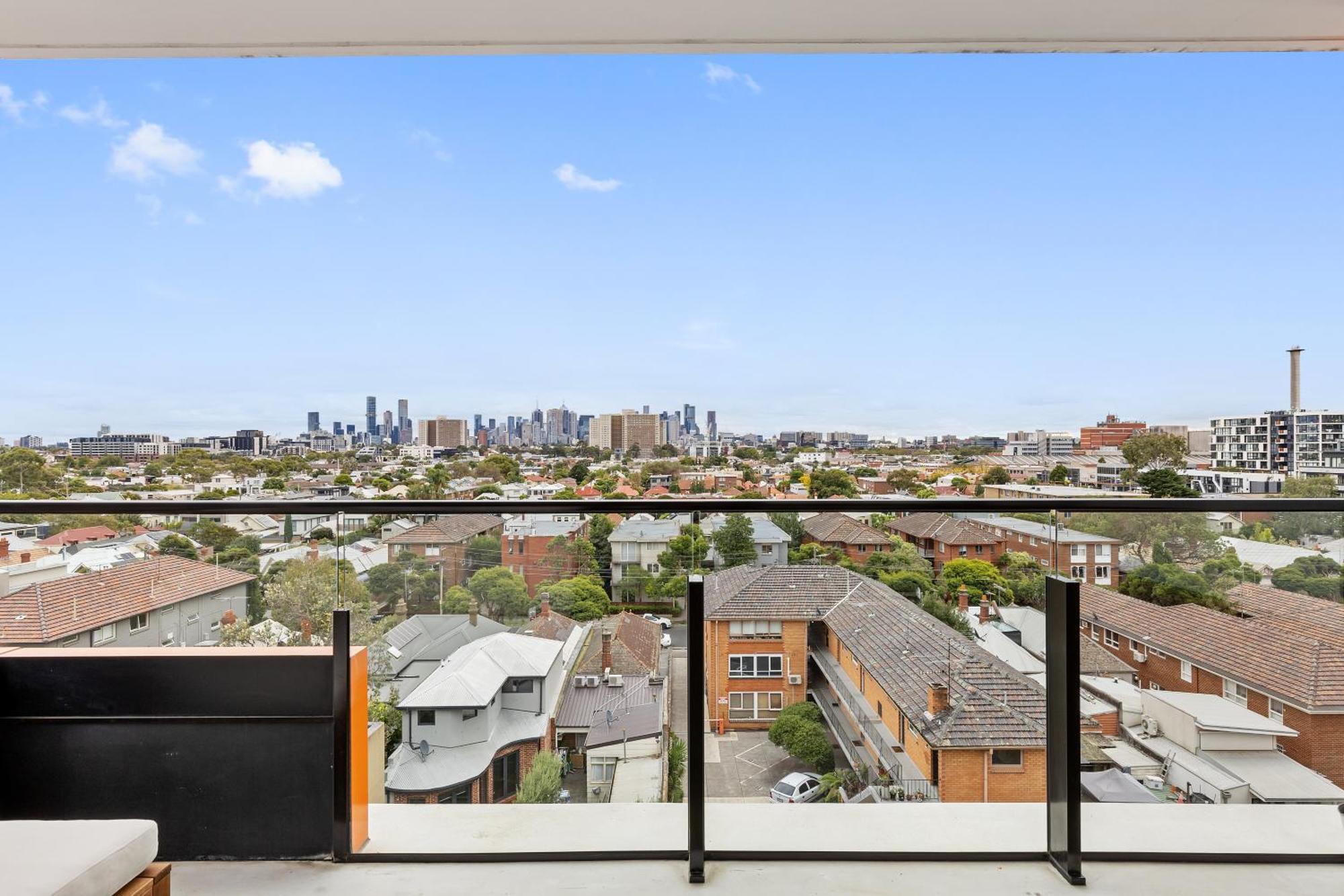Stunning Views W Balcony & Study Desk! Apartment
