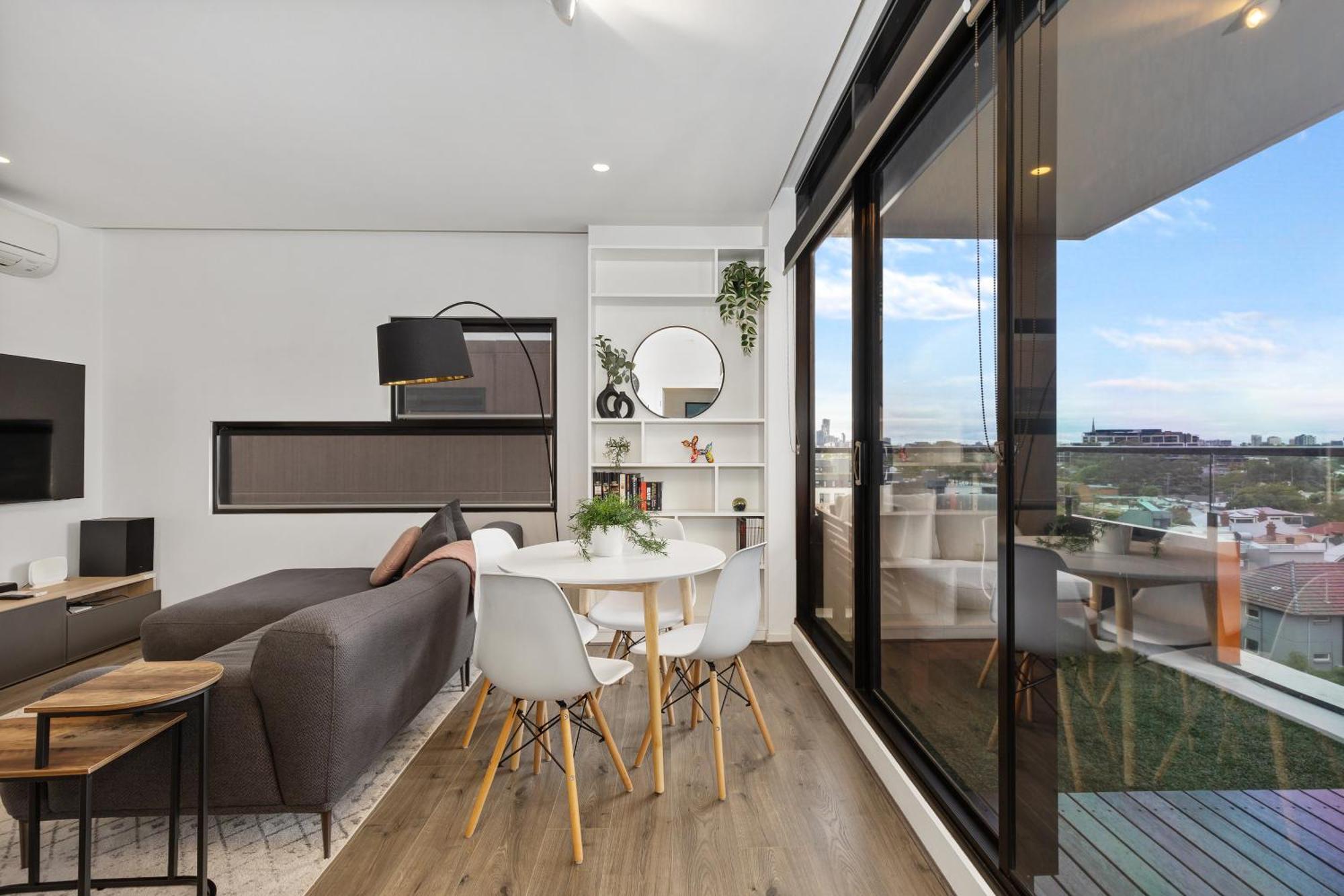 Apartment Stunning Views W Balcony & Study Desk! *
