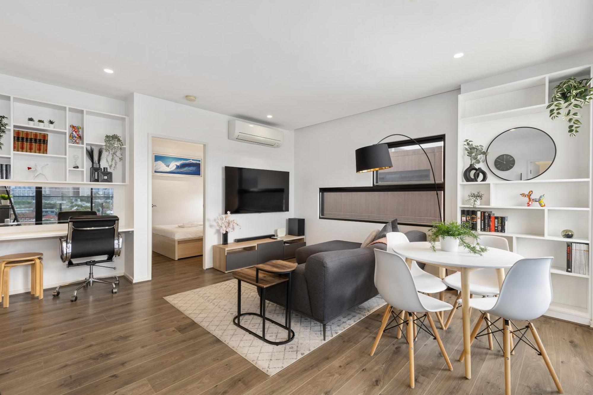 Stunning Views W Balcony & Study Desk! Apartment Melbourne