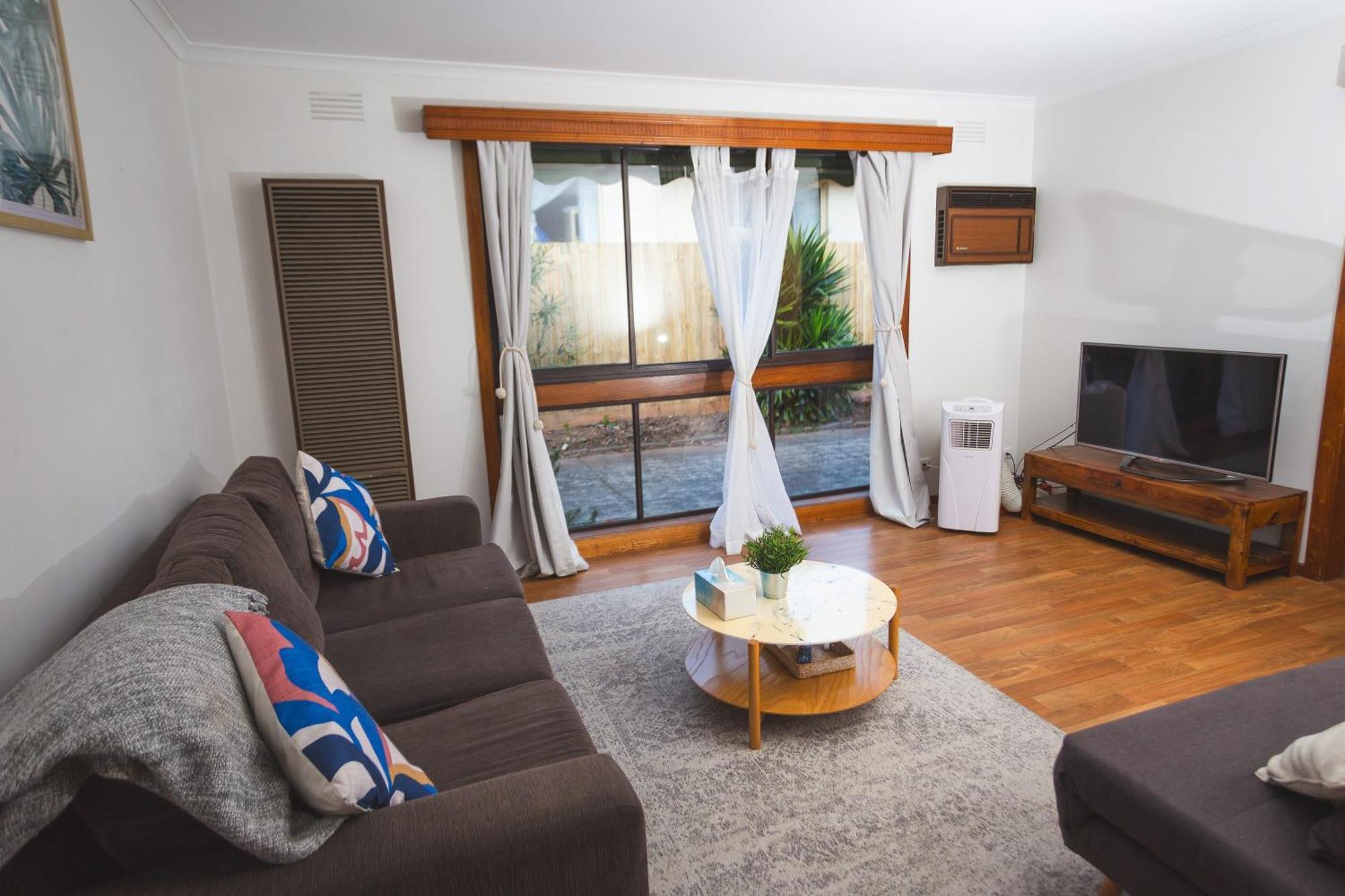 Next To Train Station! Cbd 12 Km! Melbourne