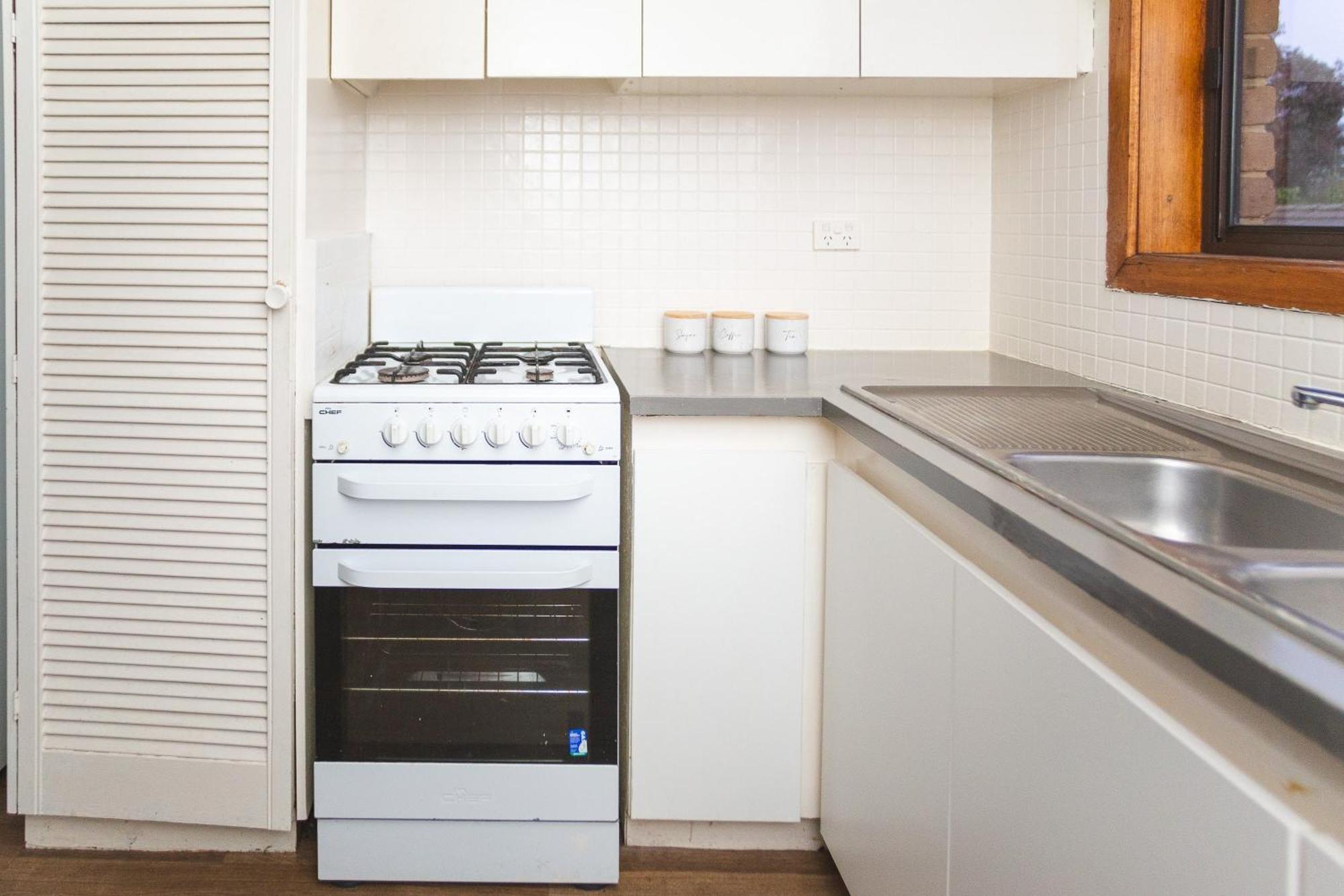 Next To Train Station! Cbd 12 Km! Apartment *
