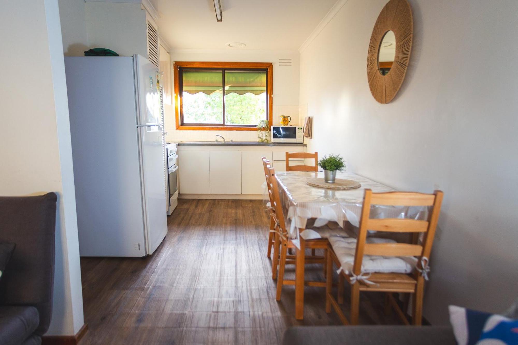 Next To Train Station! Cbd 12 Km! * Melbourne