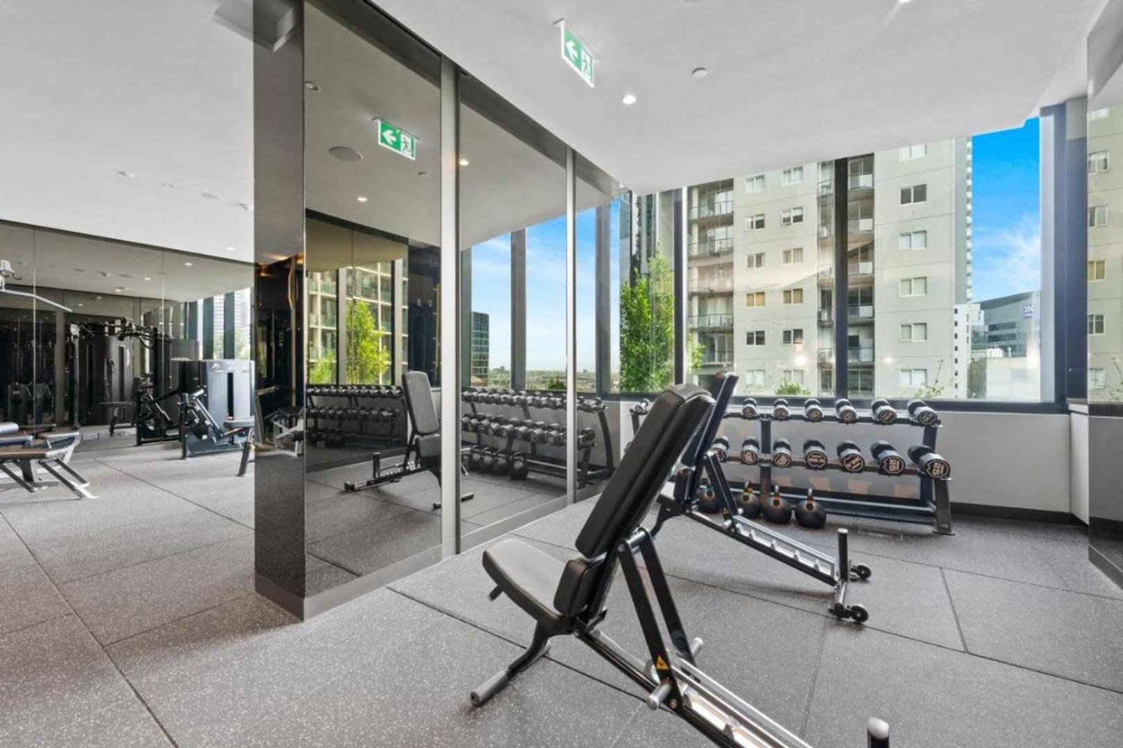 Stunning 100m Fr Parkland W Views, Pool And Desk * Melbourne