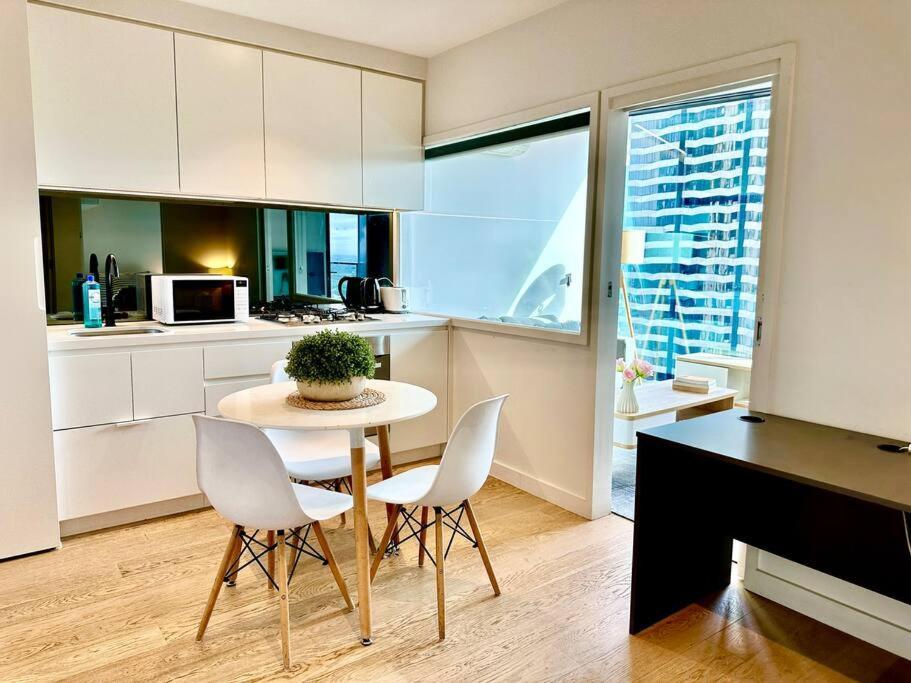Apartment Skyview Retreat At Lighthouse Melbourne