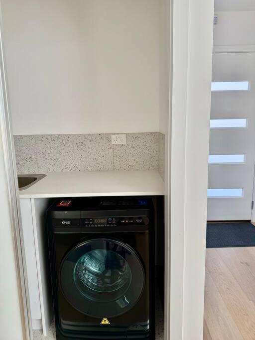 Footscray Retreat - Full House & Parking *