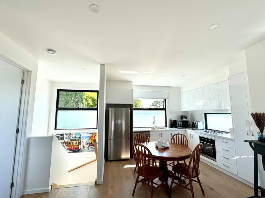 Footscray Retreat - Full House & Parking *
