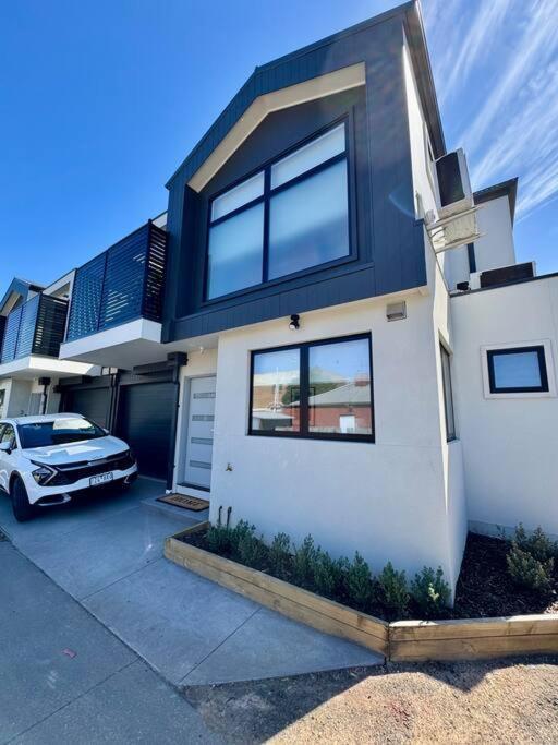 Footscray Retreat - Full House & Parking Apartment