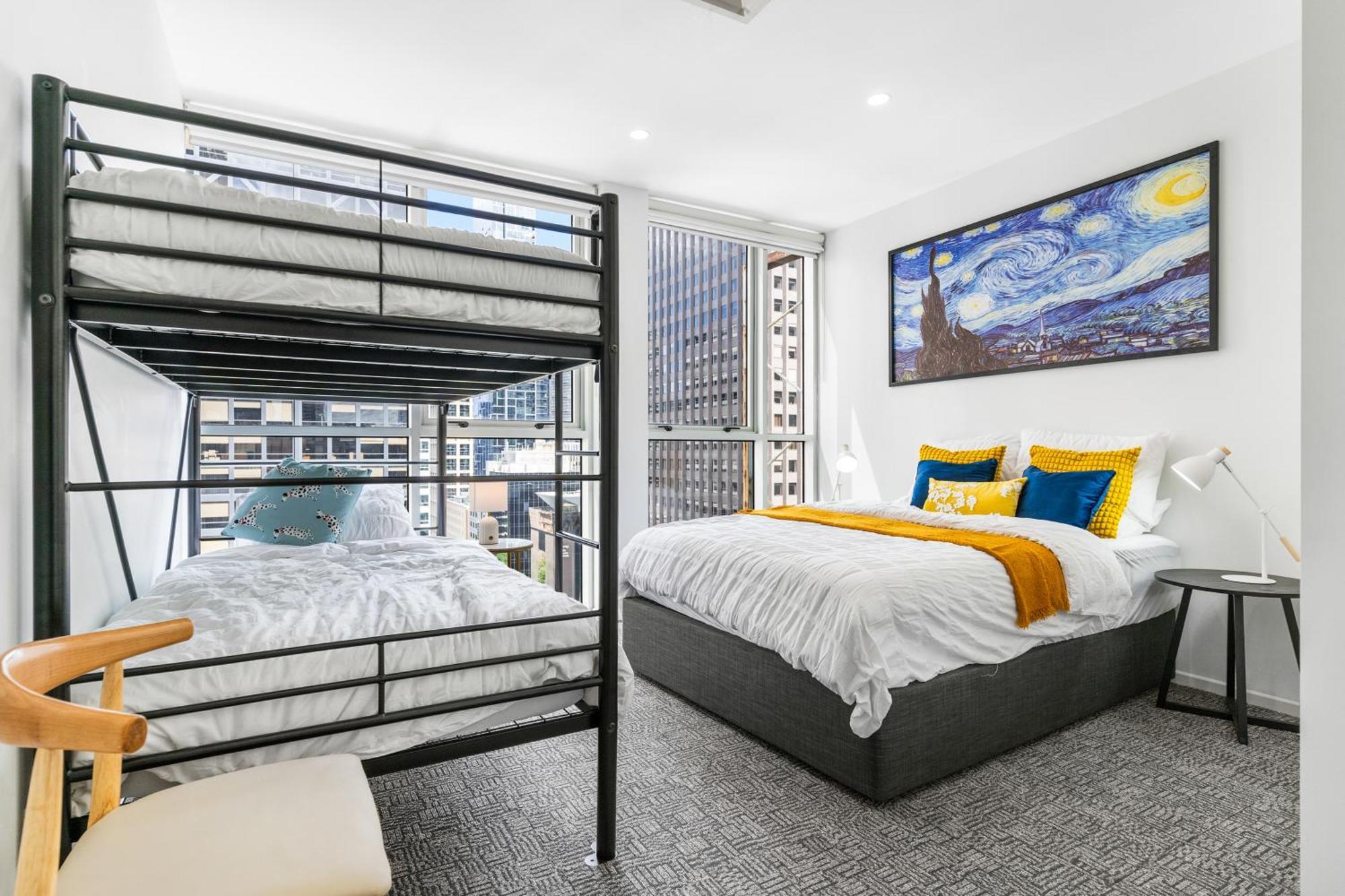 Spectacular William St - Sleeps 12 Apartment *