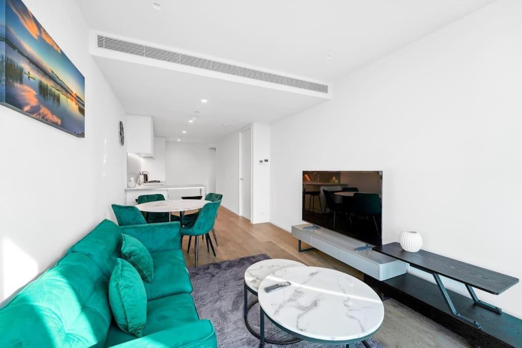 Prime Skyline Living With 120-degree Views 2b2b1c Apartment Melbourne