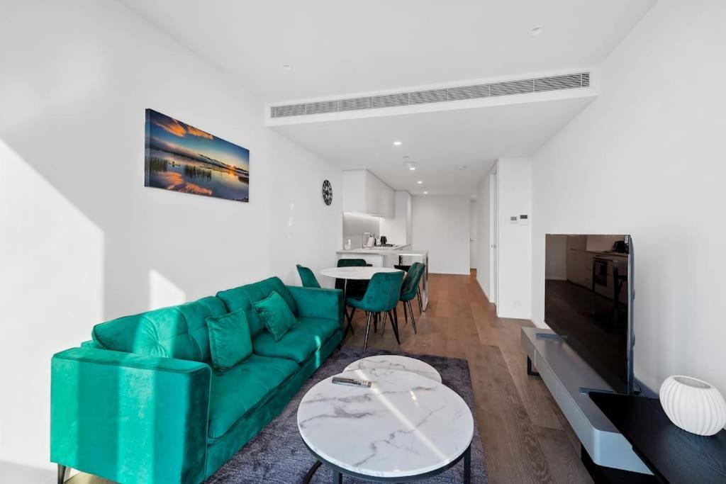 Apartment Prime Skyline Living With 120-degree Views 2b2b1c *