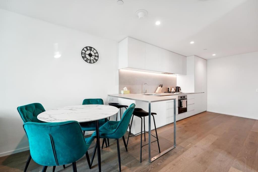 Apartment Prime Skyline Living With 120-degree Views 2b2b1c *
