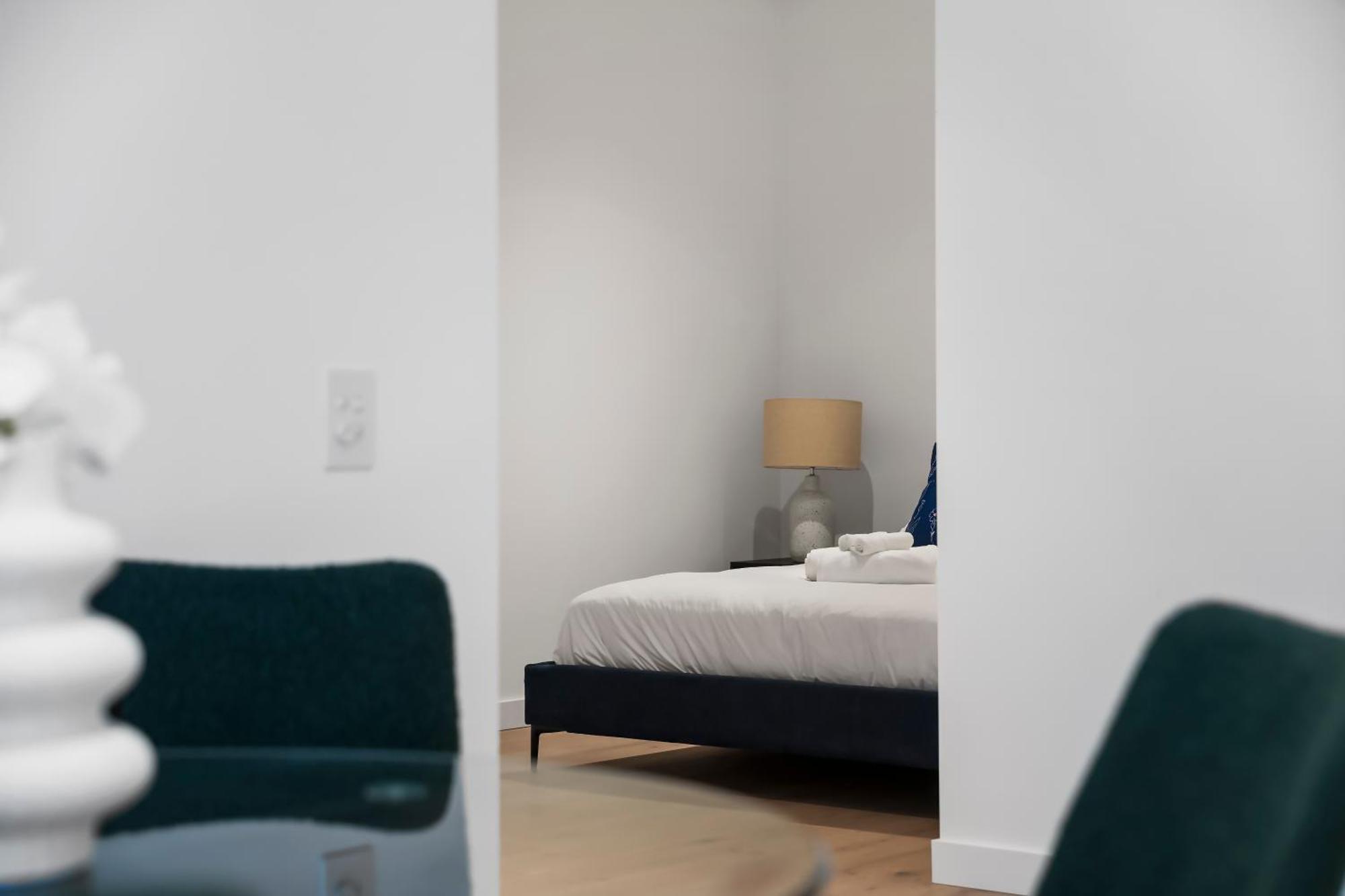 Modern And Stylish In Location W Pool And Gym Melbourne
