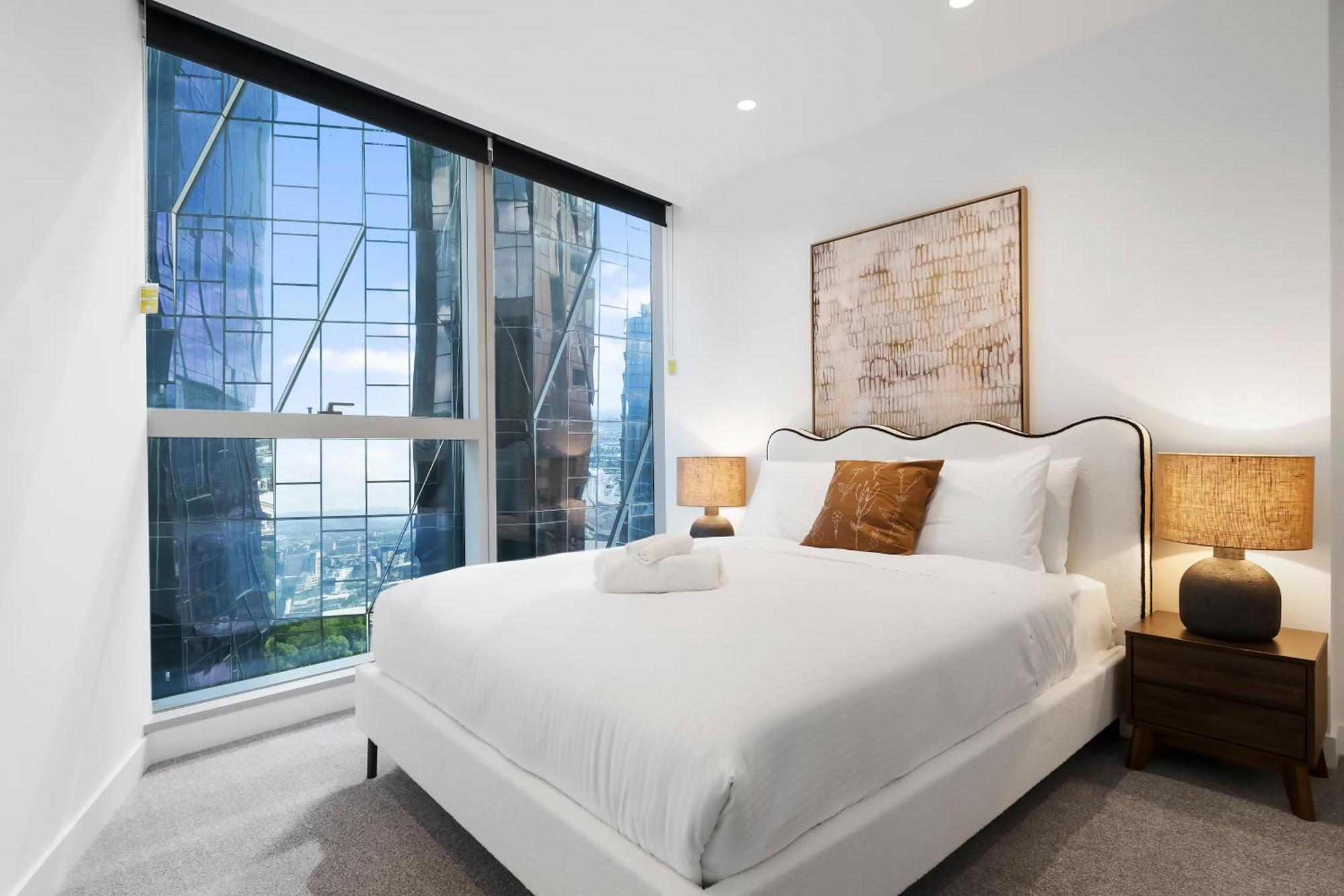 Modern And Stylish In Location W Pool And Gym *