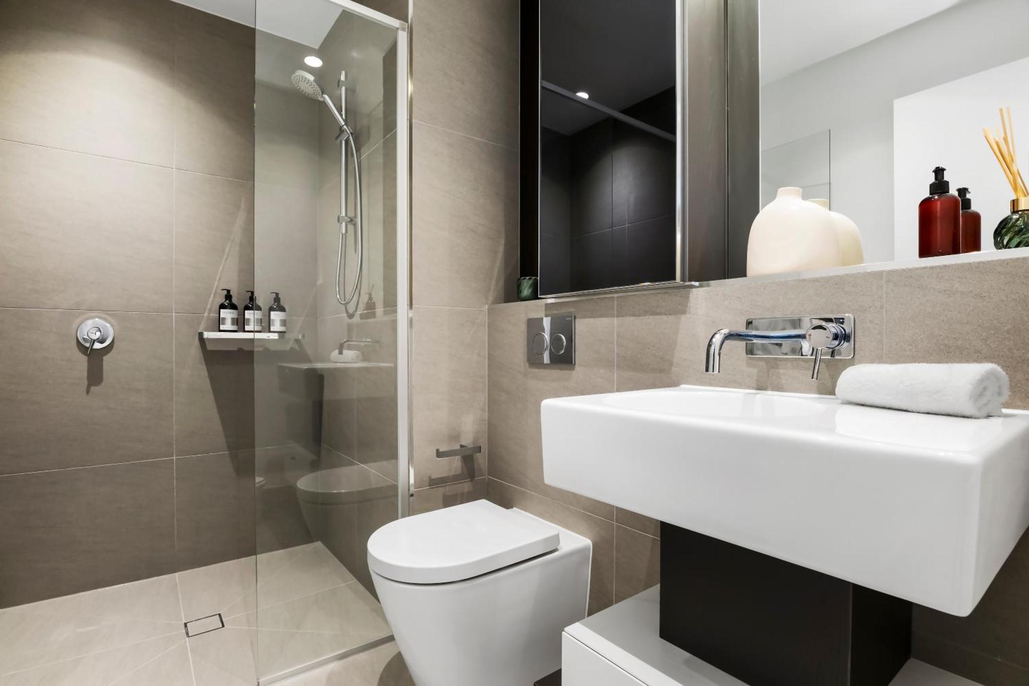 Modern And Stylish In Location W Pool And Gym Apartment *