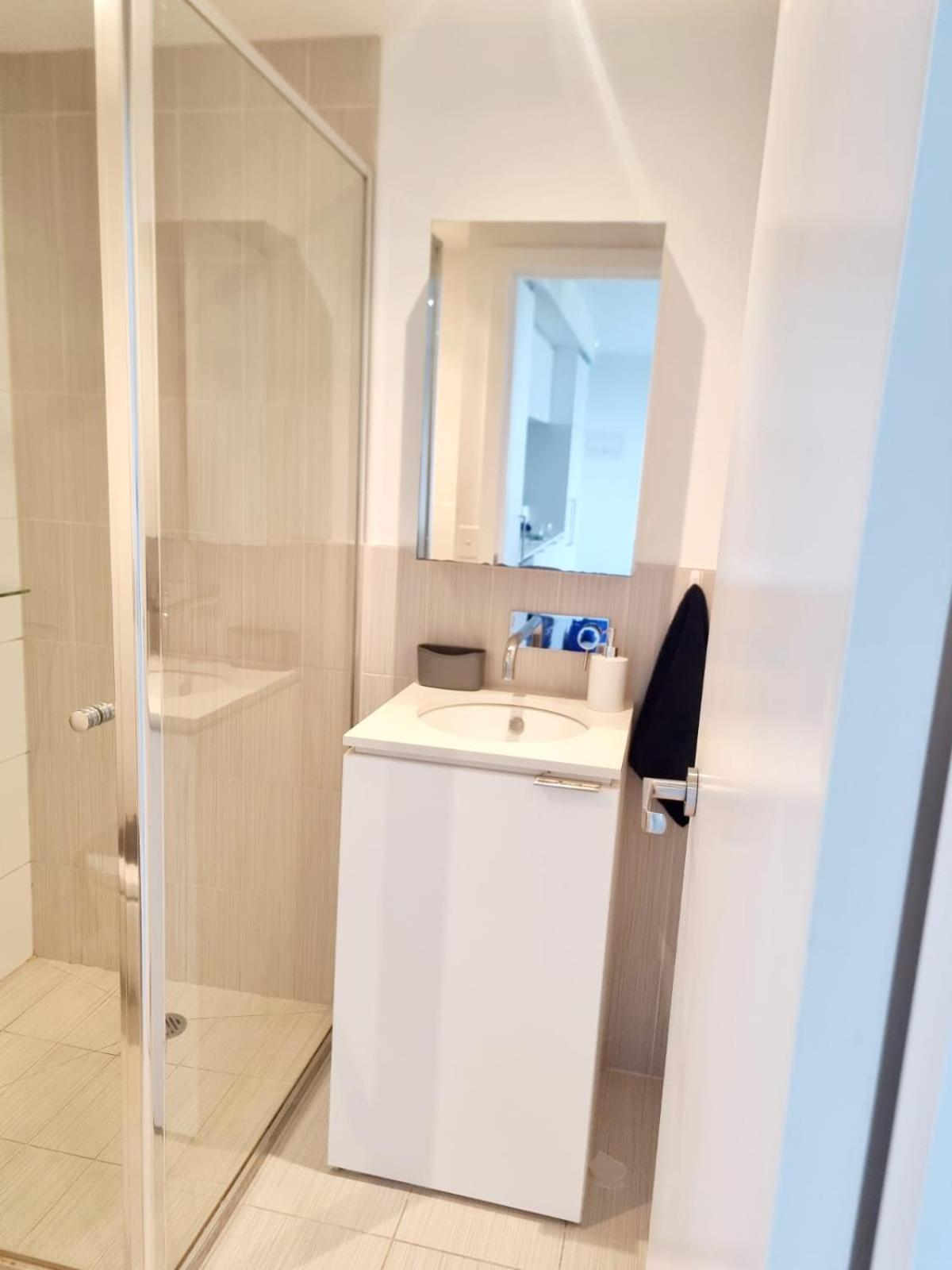 Retreat With Amazing Views And Free Parking Apartment