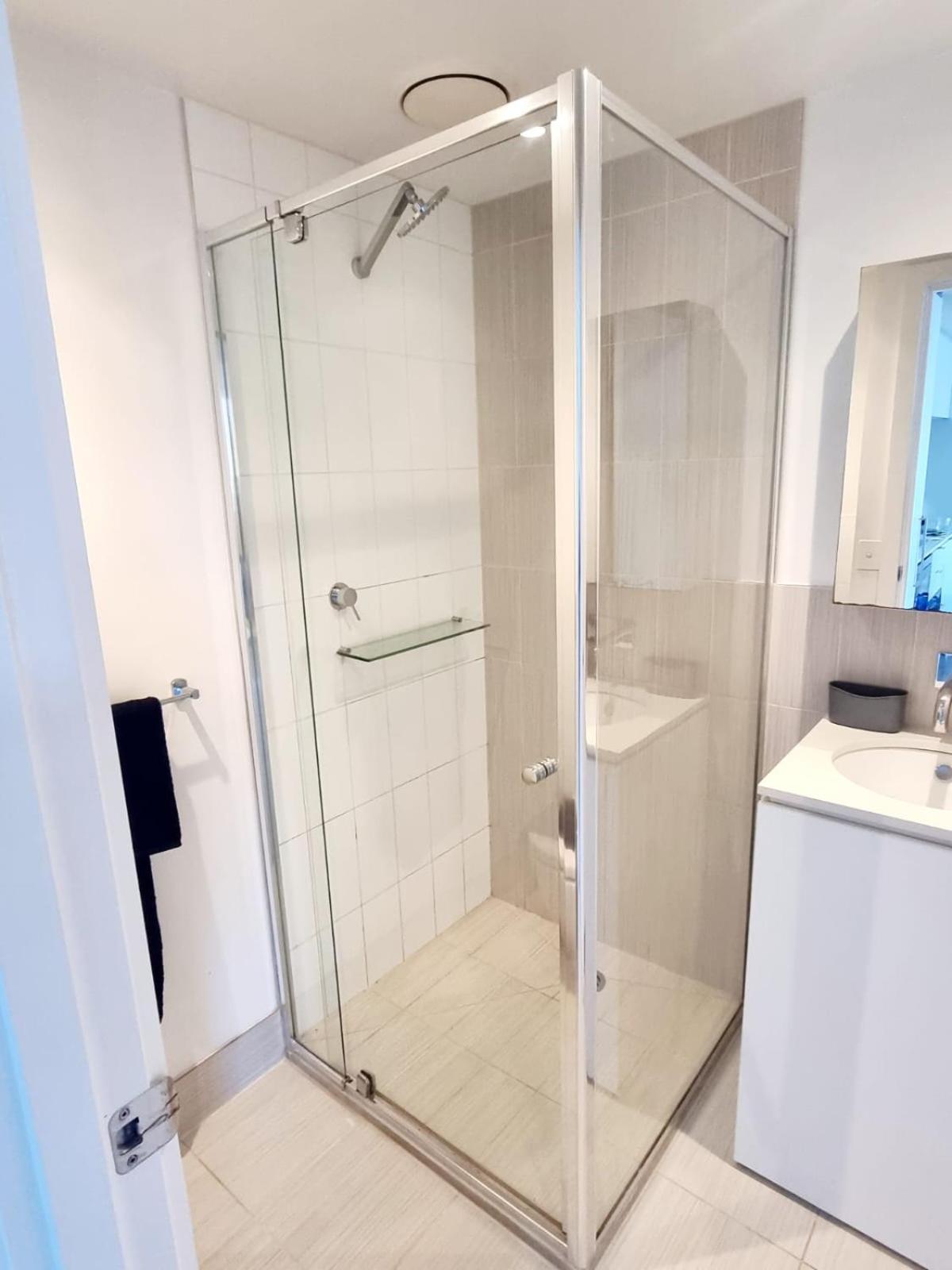 Apartment Retreat With Amazing Views And Free Parking