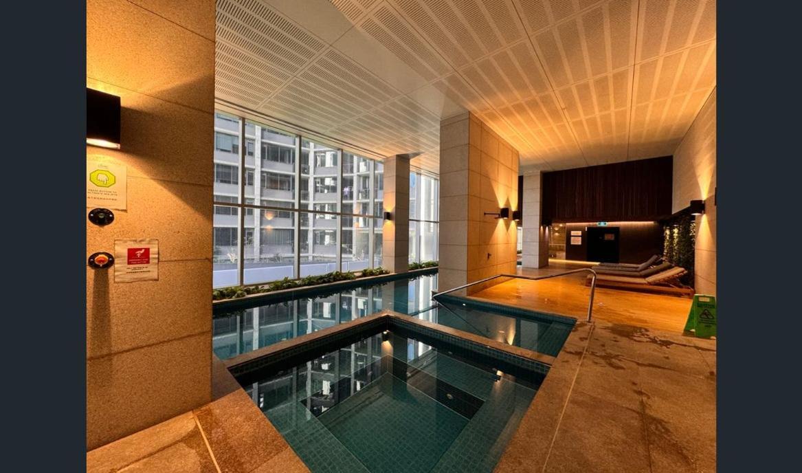 Escape - Skyline Views, Pool & Parking Apartment Melbourne