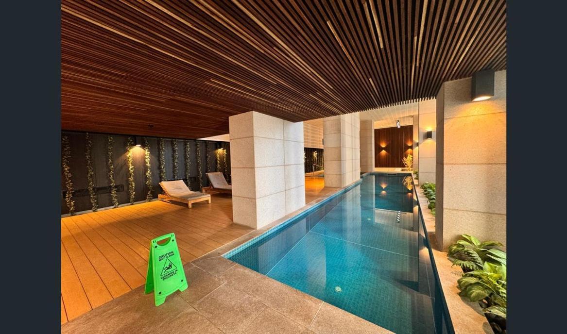 Escape - Skyline Views, Pool & Parking * Melbourne