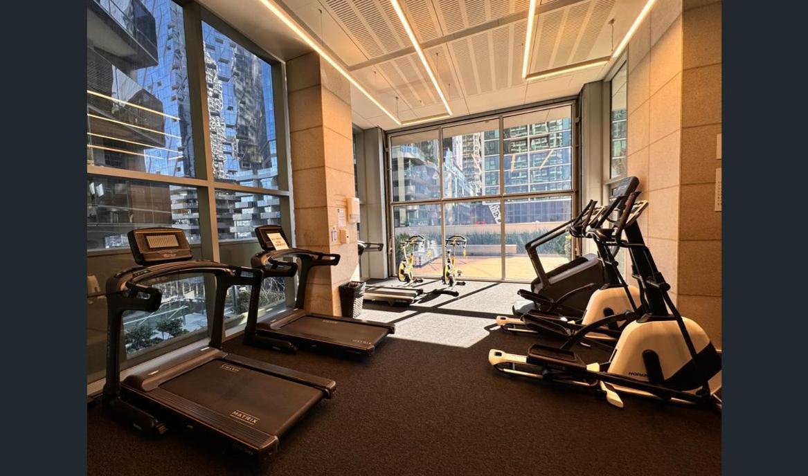 Apartment Escape - Skyline Views, Pool & Parking Melbourne