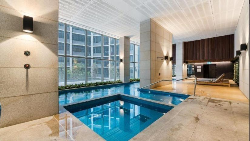 Apartment Escape - Skyline Views, Pool & Parking *