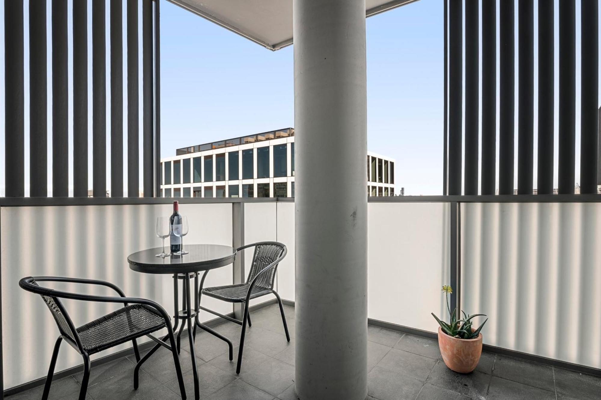 Light-filled Artistic Retreat Apartment Melbourne