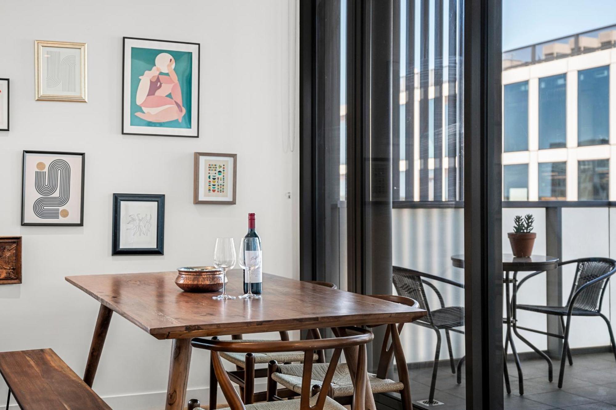 Apartment Light-filled Artistic Retreat Melbourne