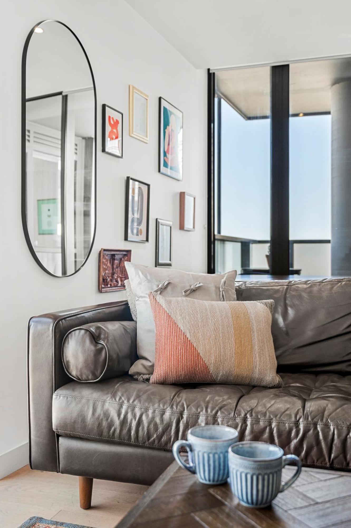 Apartment Light-filled Artistic Retreat