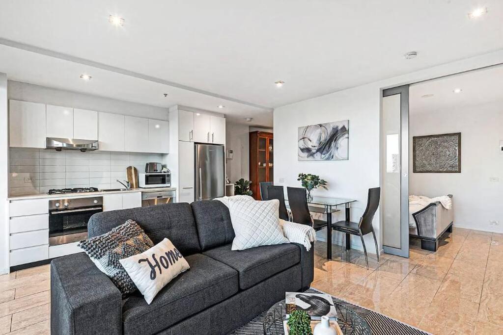 One Bedroom I Parking I River View I Walk To Crown *