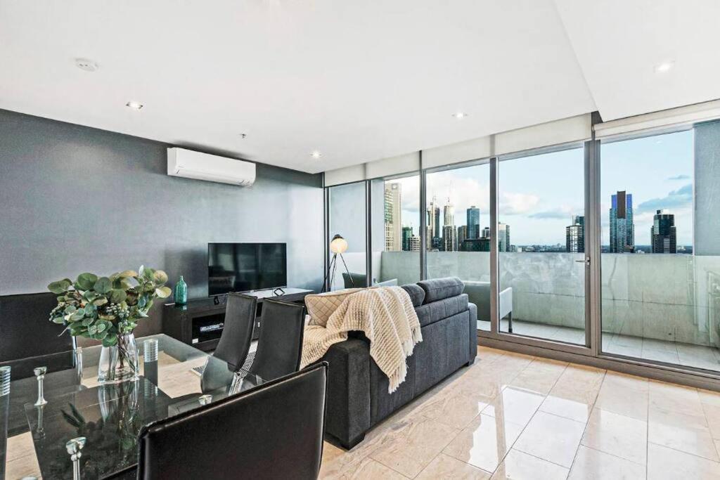 One Bedroom I Parking I River View I Walk To Crown Apartment