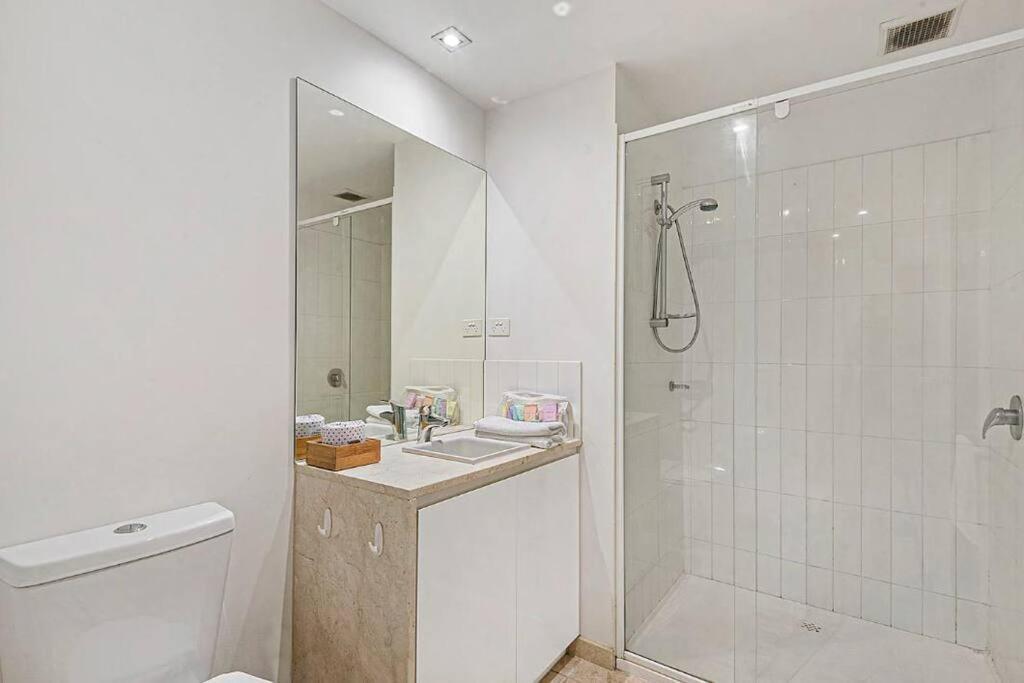 One Bedroom I Parking I River View I Walk To Crown Apartment *