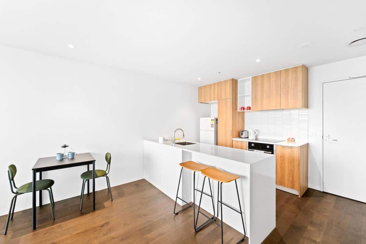 Stylish City-view 1br In St Kilda Apartment