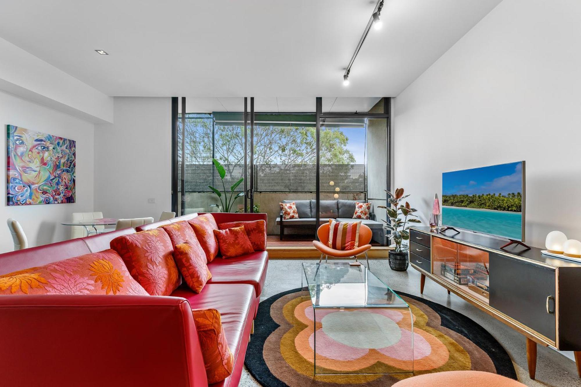 Vibrant 2-bed Near St Kilda *