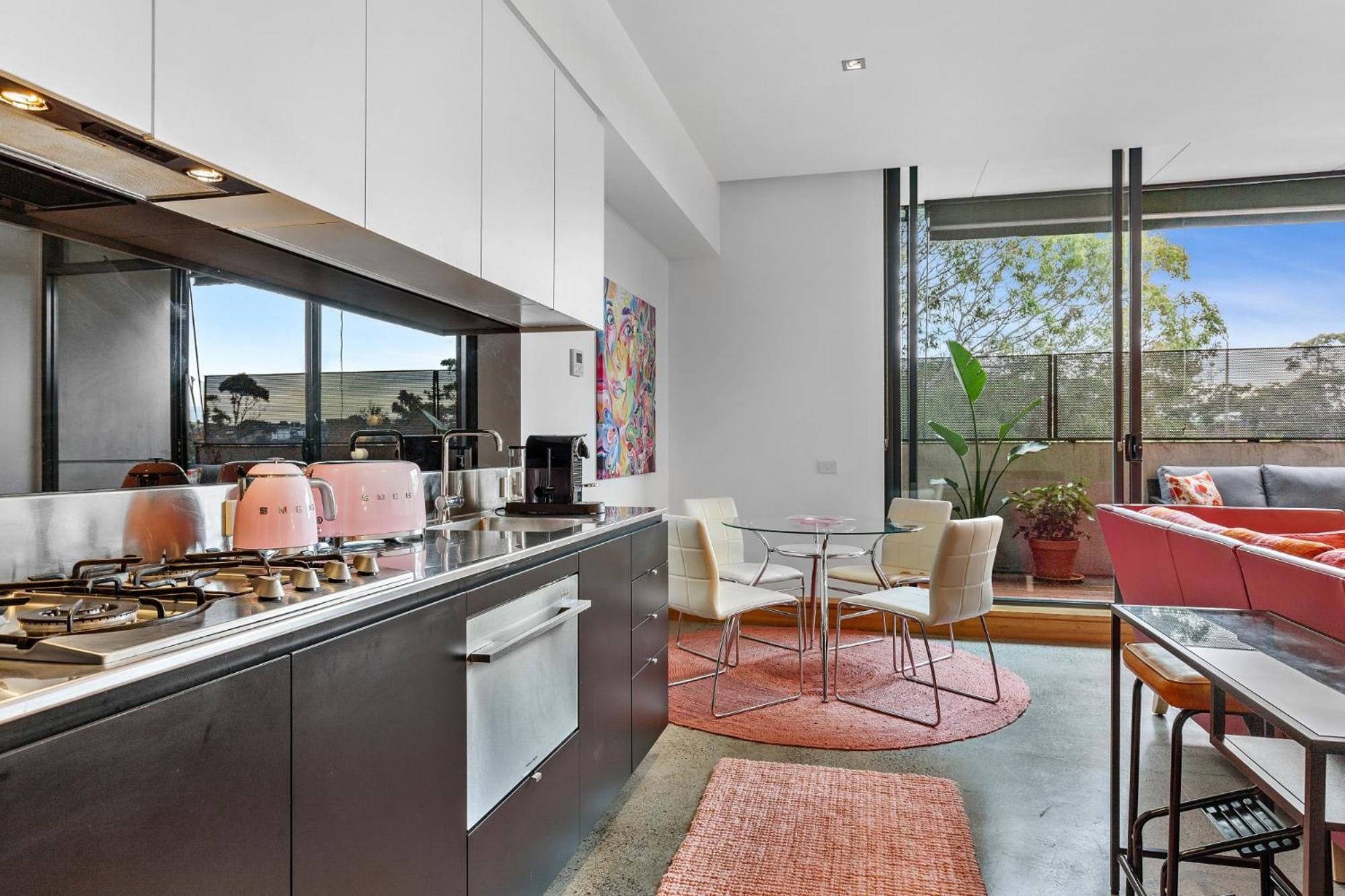 Vibrant 2-bed Near St Kilda Apartment