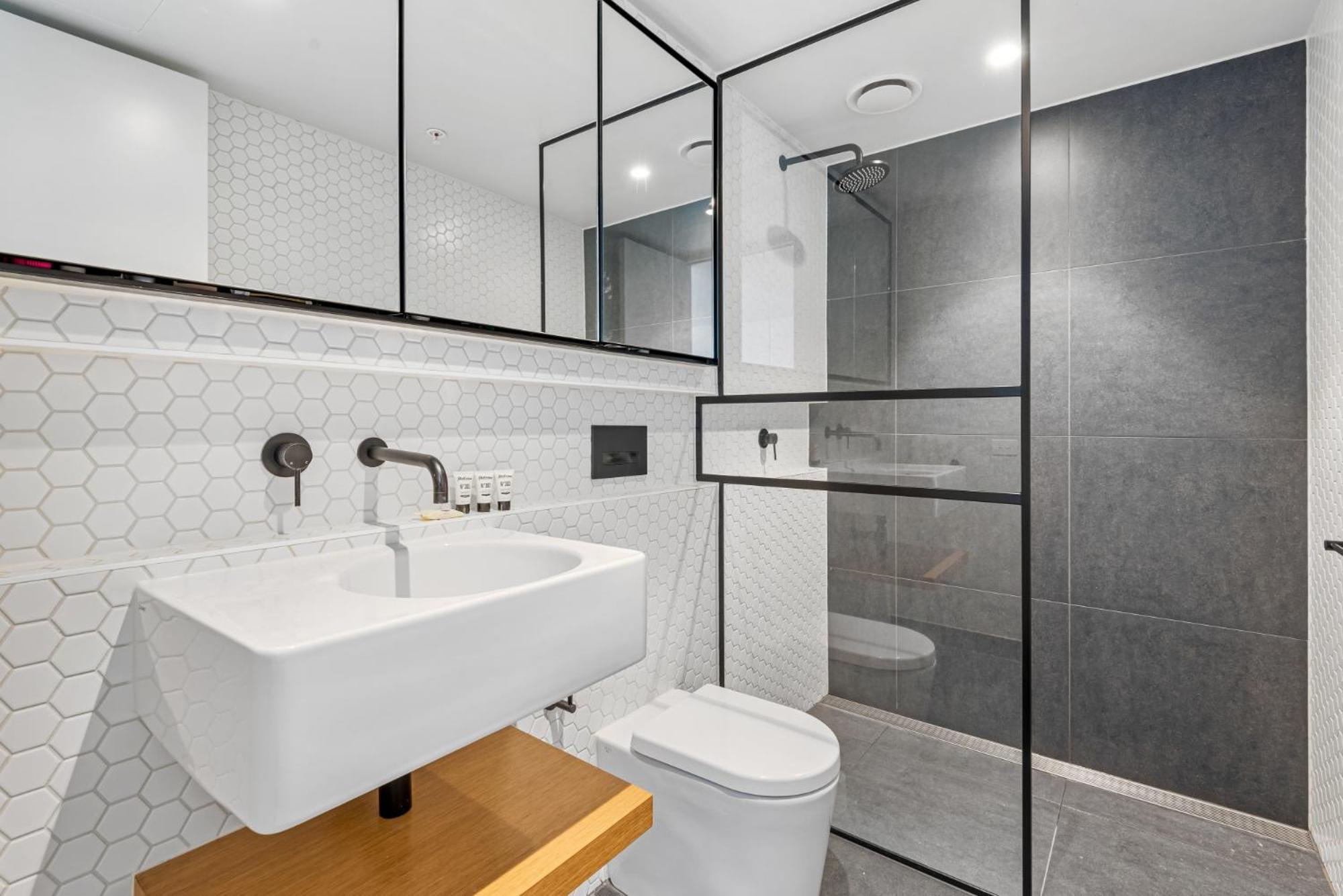 Stylish & Spotless 2-bed In St Kilda *