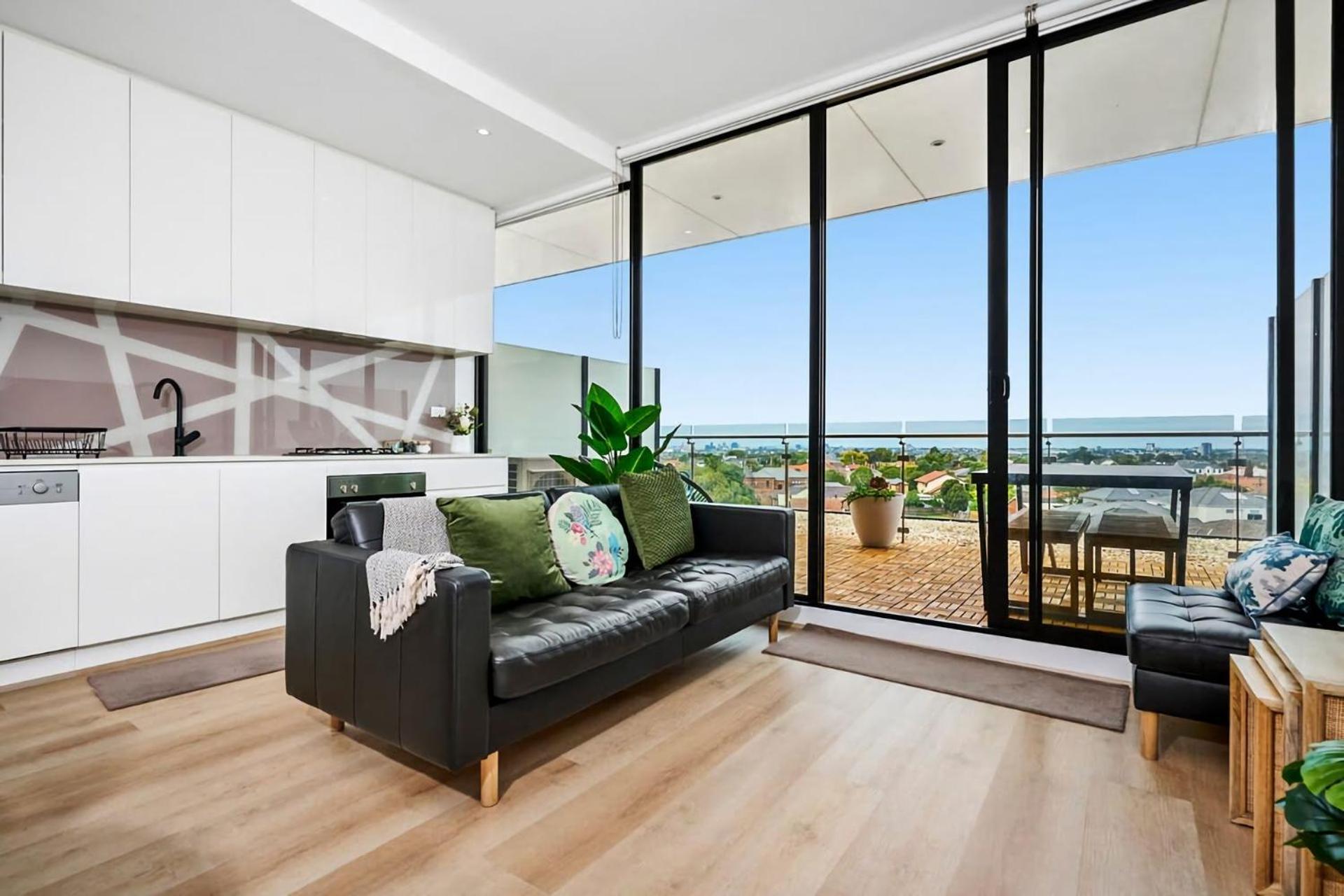 Stylish Urban Retreat With Spectacular Views And Prime Location *