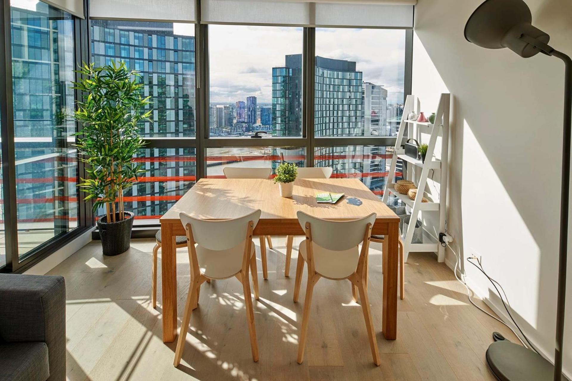 High-rise On Collins With Free Parking, Pool, Gym *