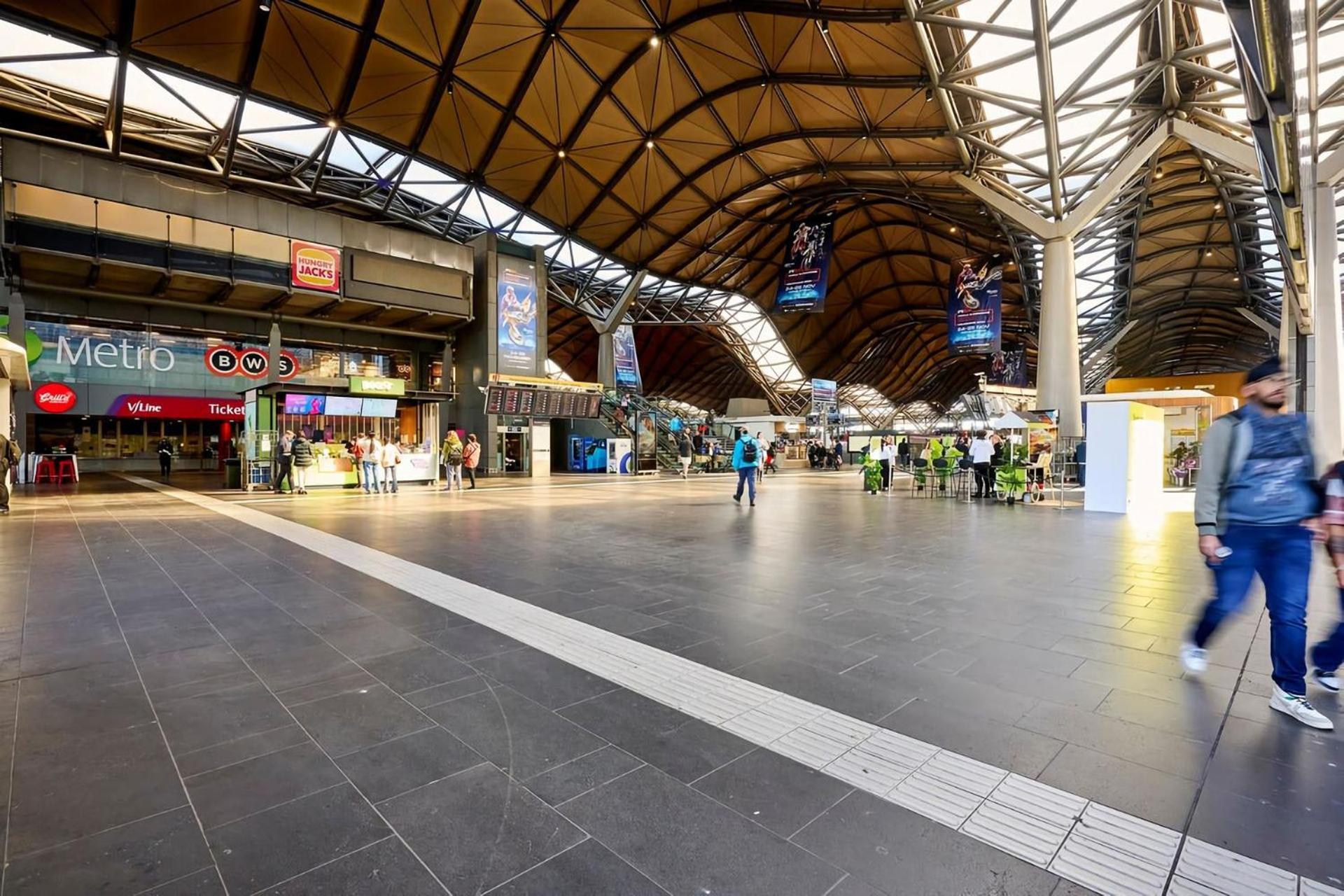 Collins Street Chic - Your Stylish Getaway * Melbourne