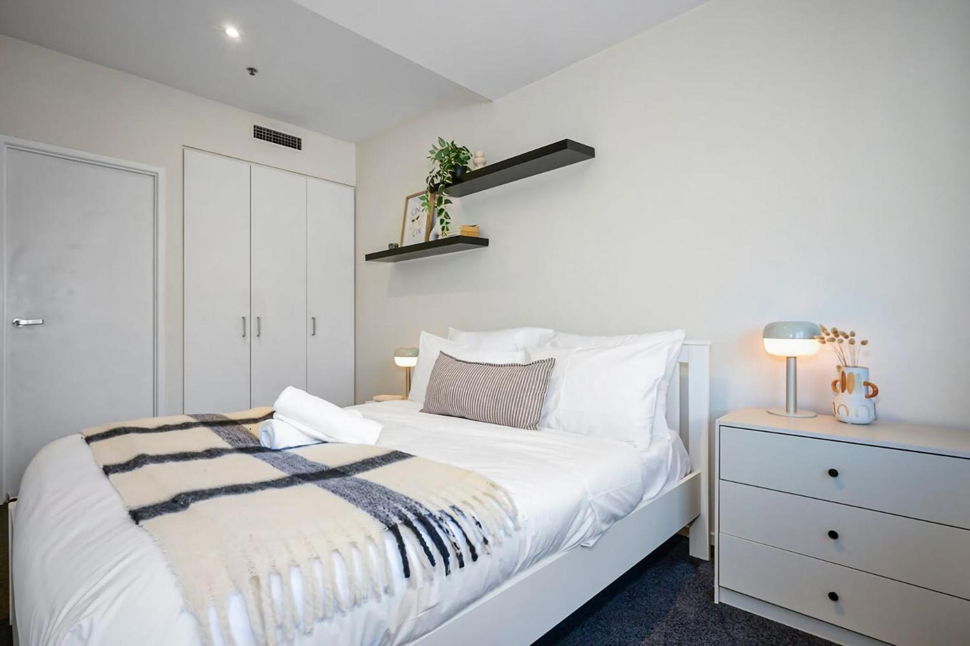 Collins Street Chic - Your Stylish Getaway Melbourne